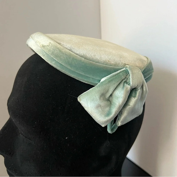 Vintage 1960s Ladies' Mint Green Blue Velvet Pillbox Side Bows Close Hat - Picture 2 of 15